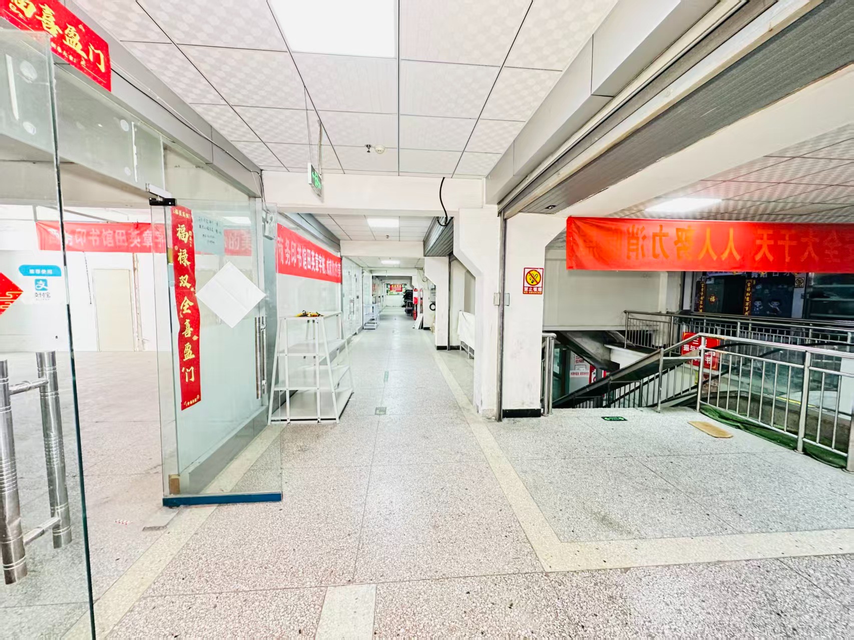 滨河南路辅路引入人工智能技术应用场景，推动AI与商业、零售、电商、企业服务等领域融合发展。