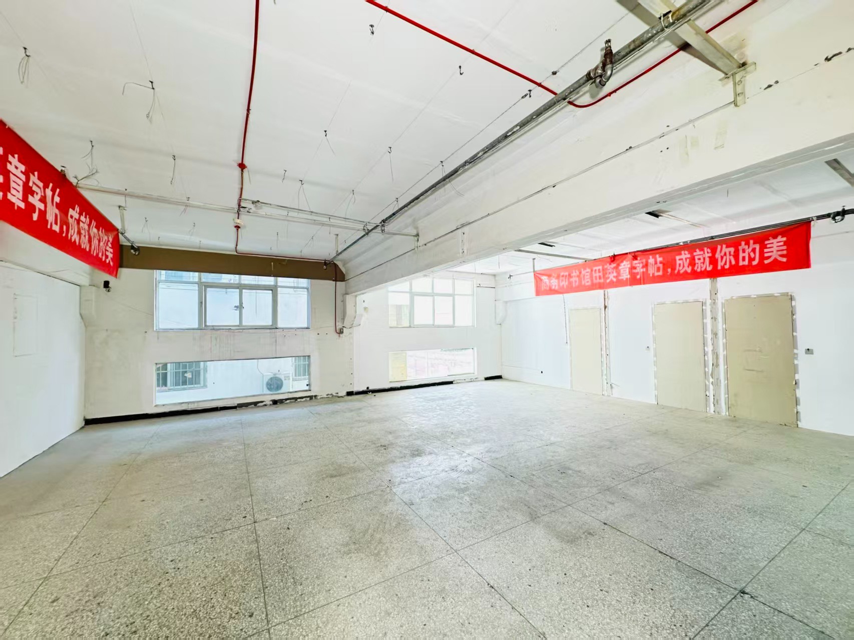 滨河南路辅路重点吸引人工智能应用、数字经济、电商直播、智能制造服务、软件开发、科技创新企业及创业团队入驻